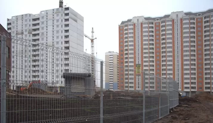 Ограждение места строительства жилого дома